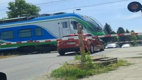 Milimetry od tragedii. Pociąg przejechał tuż przed samochodem. Nagranie