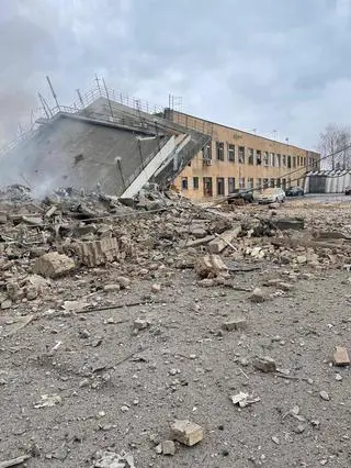 Skutki ataku rakietowego na lotnisko w Winnicy (zdjęcie z 06.03.2022 r.)