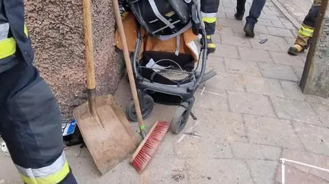 Auto potrąciło kobietę z trójką dzieci. Jedno było w wózku