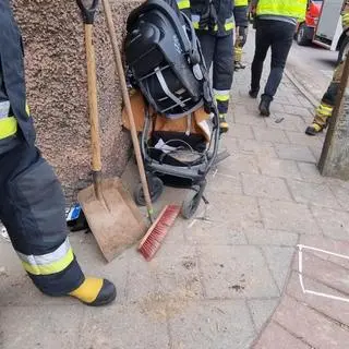 Auto potrąciło kobietę z trójką dzieci. Jedno było w wózku