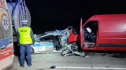 Uderzył w tył radiowozu i wbił go pod cysternę. Dwóch policjantów w szpitalu