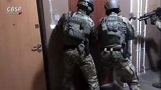 Policjanci zatrzymali 10 osób w sprawie fałszowania certyfikatów covidowych