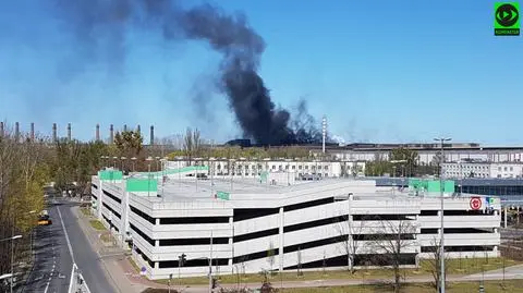 Akcja służb w hucie na Młocinach. Straż pożarna: pękł zbiornik z rozżarzonym metalem
