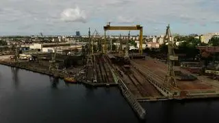 Rdzewiejąca stępka zamiast promu