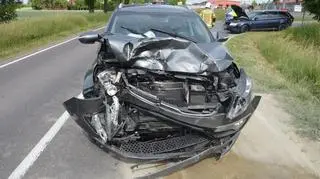 Auto wyprzedzało motorower. Najechało na inny samochód