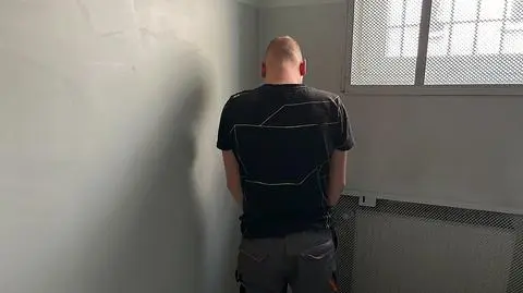 Zwrócił uwagę. "Zasypali go gradem uderzeń i kopnięć"