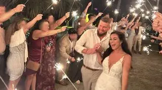 Samantha i Aric Hutchinsonowie przed opuszczeniem wesela