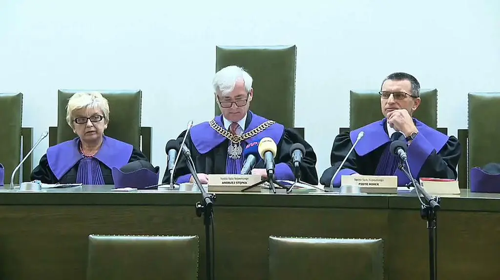 Sędzia sprawozdawca: postępowanie ulega zawieszeniu z mocy ustawy