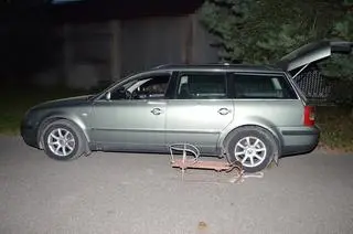 Siedzący na sankach 27-latek uderzył w przydrożny płot 