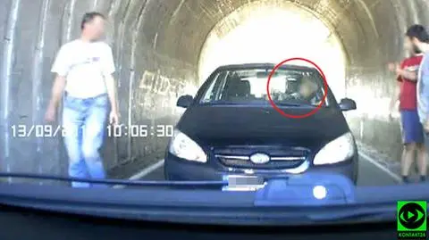 Zaparkował w tunelu i czytał gazetę. Blokada, korek, nerwy kierowców
