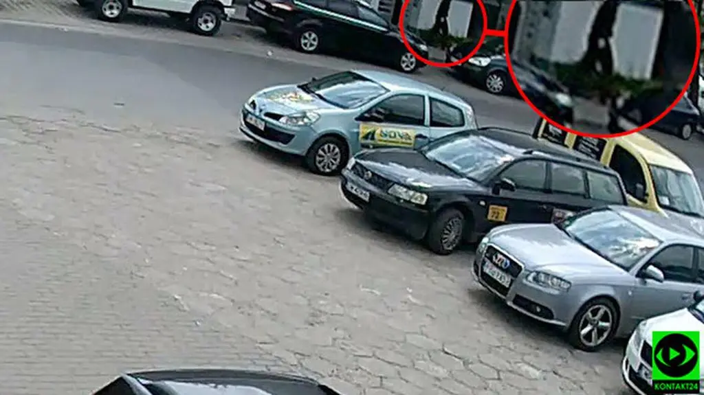 Nagranie z 19 maja na którym widać mężczyznę z żółtą reklamówką