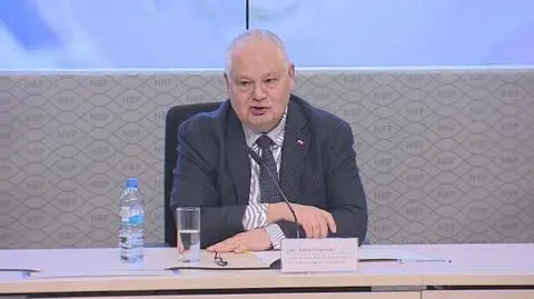 Bardzo to lubi nawet na plaży. Uszczypliwości prezesa NBP