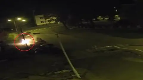 Płonął samochód, przenośna toaleta, klatka schodowa i wózek dziecięcy. Zatrzymali 33-latka