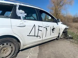 Bucza. Zaatakowane przez Rosjan auto cywilów. Na nim napis "Dzieci"