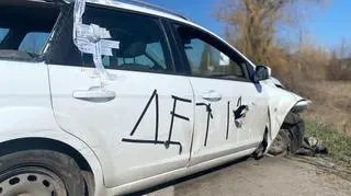 Bucza. Zaatakowane przez Rosjan auto cywilów. Na nim napis "Dzieci"