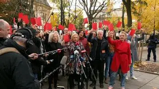 Posłanki Lewicy z parlamentarzystami z całej Europy pokazały "czerwoną kartkę" polskiemu rządowi 