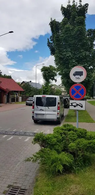 Przekręcony został tylko środkowy znak - zakazu zatrzymywania się 