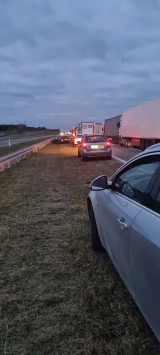 Dziś rano odblokowano jeden pas ruchu w kierunku Warszawy