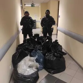 Policjanci z zabezpieczonymi narkotykami