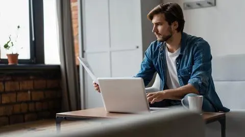 laptop praca dom home office shutterstock_1936949824_S