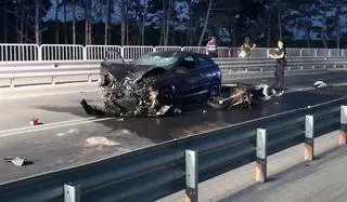Rozbite auto, w które wjechał motocykl