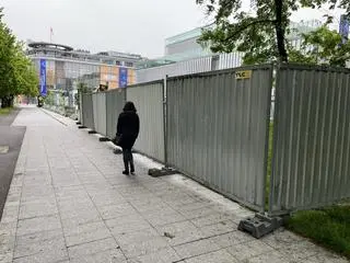 Za ogrodzeniem, po prawej stronie widzimy Centrum Spotkania Kultur