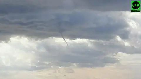 Zalążek trąby powietrznej nad morzem