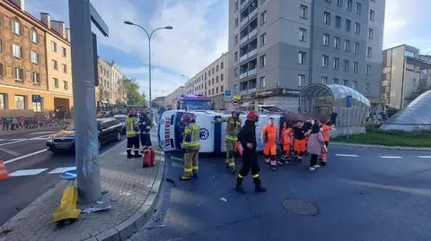 Karetka na boku po zderzeniu. Dwie osoby trafiły do szpitala