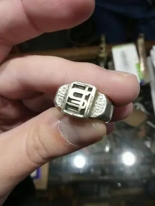 Na oczku widzimy inicjały "FS"