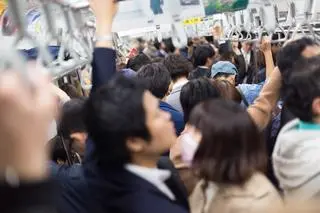 Zatłoczone metro w Tokio