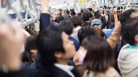 Zatłoczone metro w Tokio
