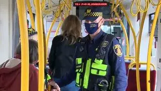 Strażnicy miejscy zamiast kar rozdają maseczki