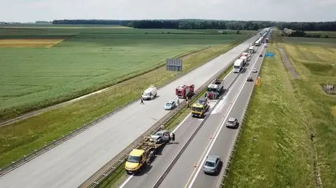 Zderzenie samochodów na autostradzie