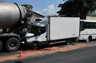 Utrudnienia na dk 28 po zderzeniu autobusu, betoniarki i auta dostawczego 