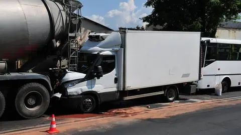 Utrudnienia na dk 28 po zderzeniu autobusu, betoniarki i auta dostawczego 