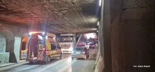 Ciężarówka utknęła pod wiaduktem