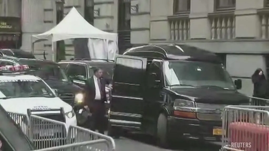 Samochody przed hotelem. Wszyscy czekają na Clinton