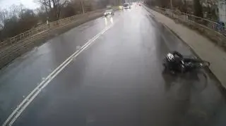 Rowerzysta przewrócił się tuż przed autobusem