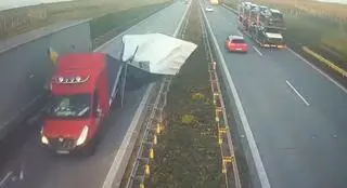 Bus stracił całą plandekę po zderzeniu z ciężarówką