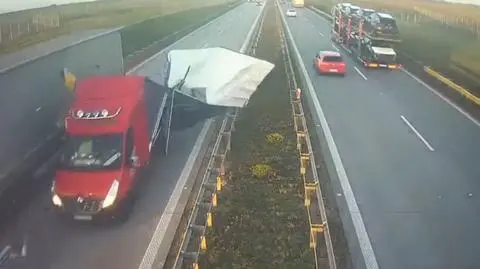 Bus stracił całą plandekę po zderzeniu z ciężarówką