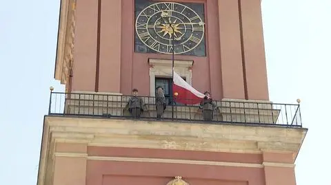 Uroczystość z udziałem prezydenta i pierwszej damy. Flaga powiewa na wieży Zamku Królewskiego
