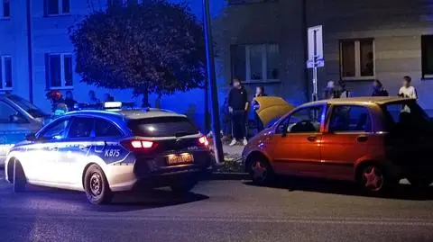 Kierowca uciekał przed policją. Brawurową jazdę zakończył na słupie oświetleniowym. 