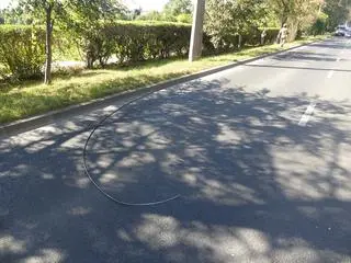 Przewody spadły na jezdnię