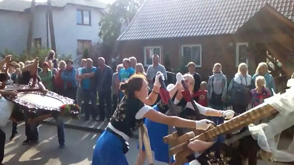 Tak pielgrzymka z Luzina kłaniała się przed sanktuarium w Swarzewie