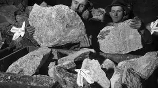 Górnicy ładują bryły soli na wagon