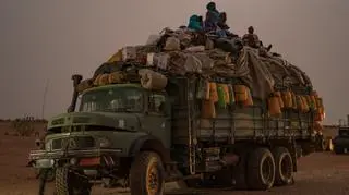 Imigranci przeprawiający się przez Saharę z Agadez do Libii w 2019 roku 