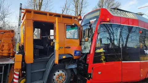 Tramwaj uderzył w pojazd techniczny. Trzej pracownicy trafili do szpitala