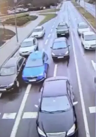 Wjechał pomiędzy pasy ruchu drogowego 