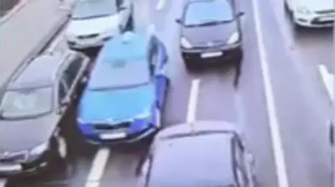 Wjechał pomiędzy pasy ruchu drogowego 
