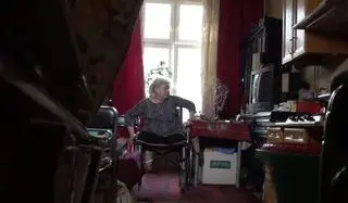 Uwięziona jest na pierwszym piętrze zniszczonej kamienicy